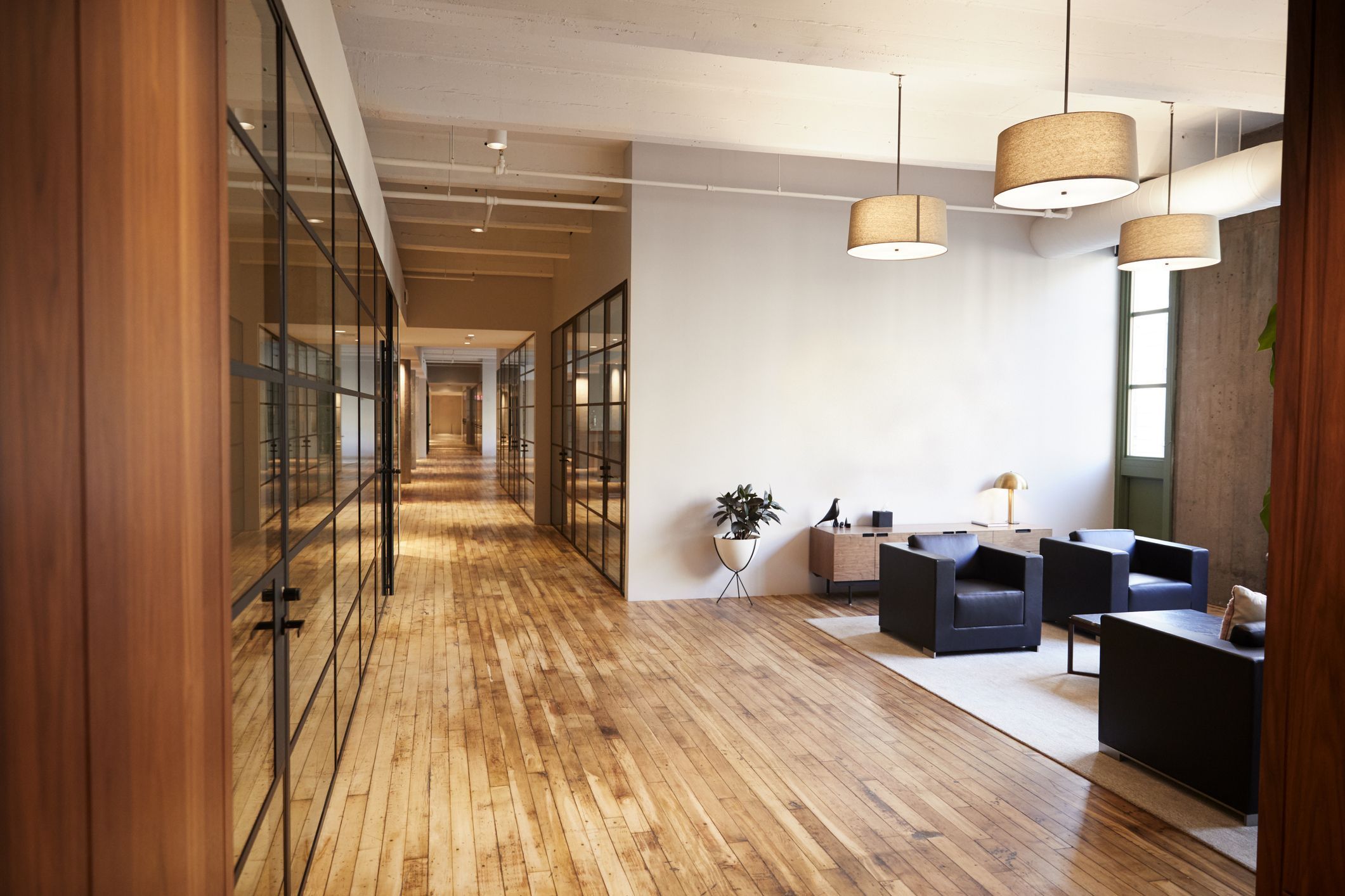 Prazen bivalni prostor in prostor za sestanke v luksuznih poslovnih prostorih