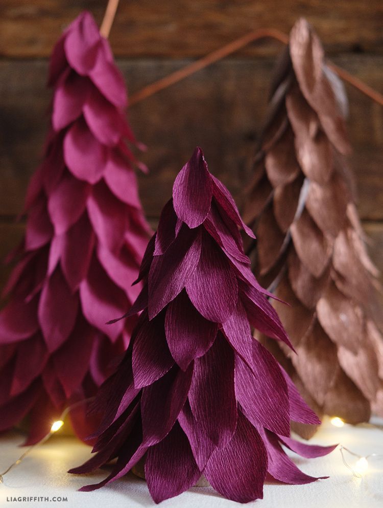 Dekoracije božičnega drevesa iz vijoličnega krep papirja
