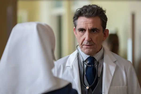 『コール・ザ・ミッドワイフ』でパトリック・ターナー医師を演じるスティーブン・マクガン