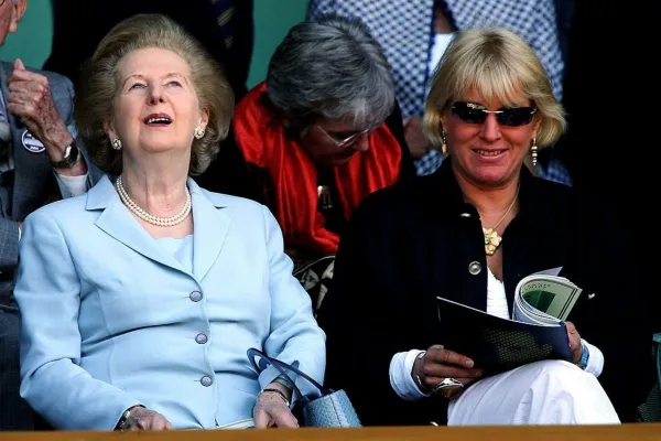 2004 年にテニスを観戦するマーガレットとキャロル サッチャー