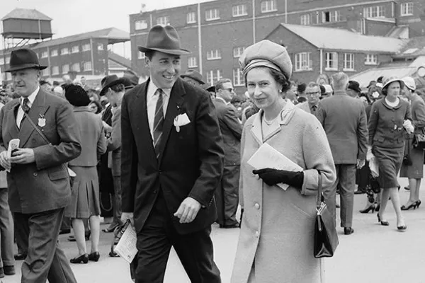 1965年頃: ニューベリーレースでのエリザベス女王2世とポーチェスター卿