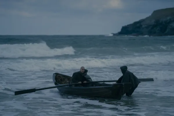 『ハウス・オブ・ザ・ドラゴン』でサー・ラエノール・ベラリオン役のジョン・マクミランとサー・カール・コーリー役のアーティ・フォーシャンがボートで逃亡