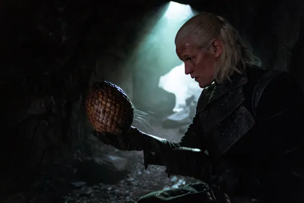ハウス・オブ・ザ・ドラゴン：ドラゴンの卵を持つデーモン・ターガリエン役のマット・スミス。