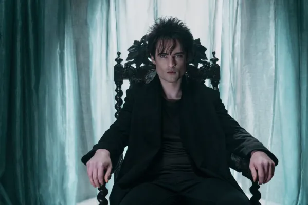 『サンドマン』で椅子に座るドリーム役のトム・スターリッジ。