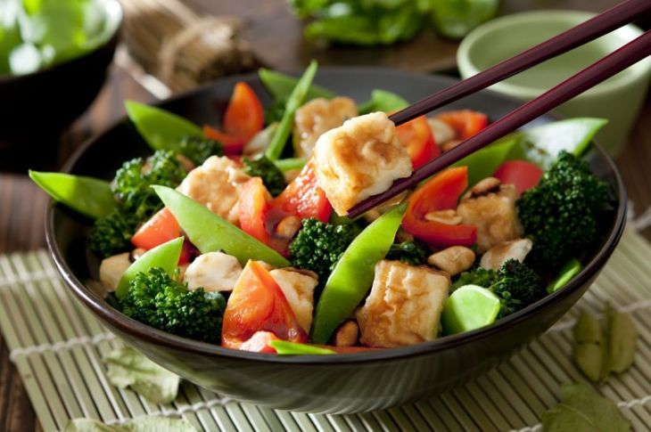 тофу и запържено зеленчуци
