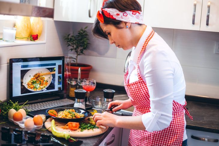 Онлайн класовете по готвене могат да ви покажат как да подобрите играта си в кухнята.