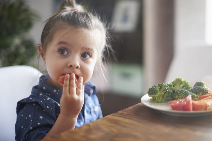 бебето яде зеленчуци на пара