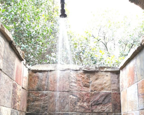 素朴なトスカーナの屋外シャワー