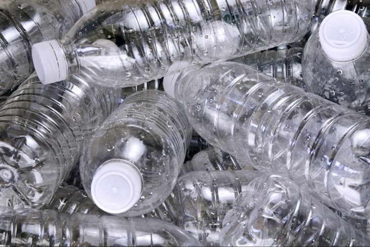 Използвайте пластмасови бутилки като препятствия