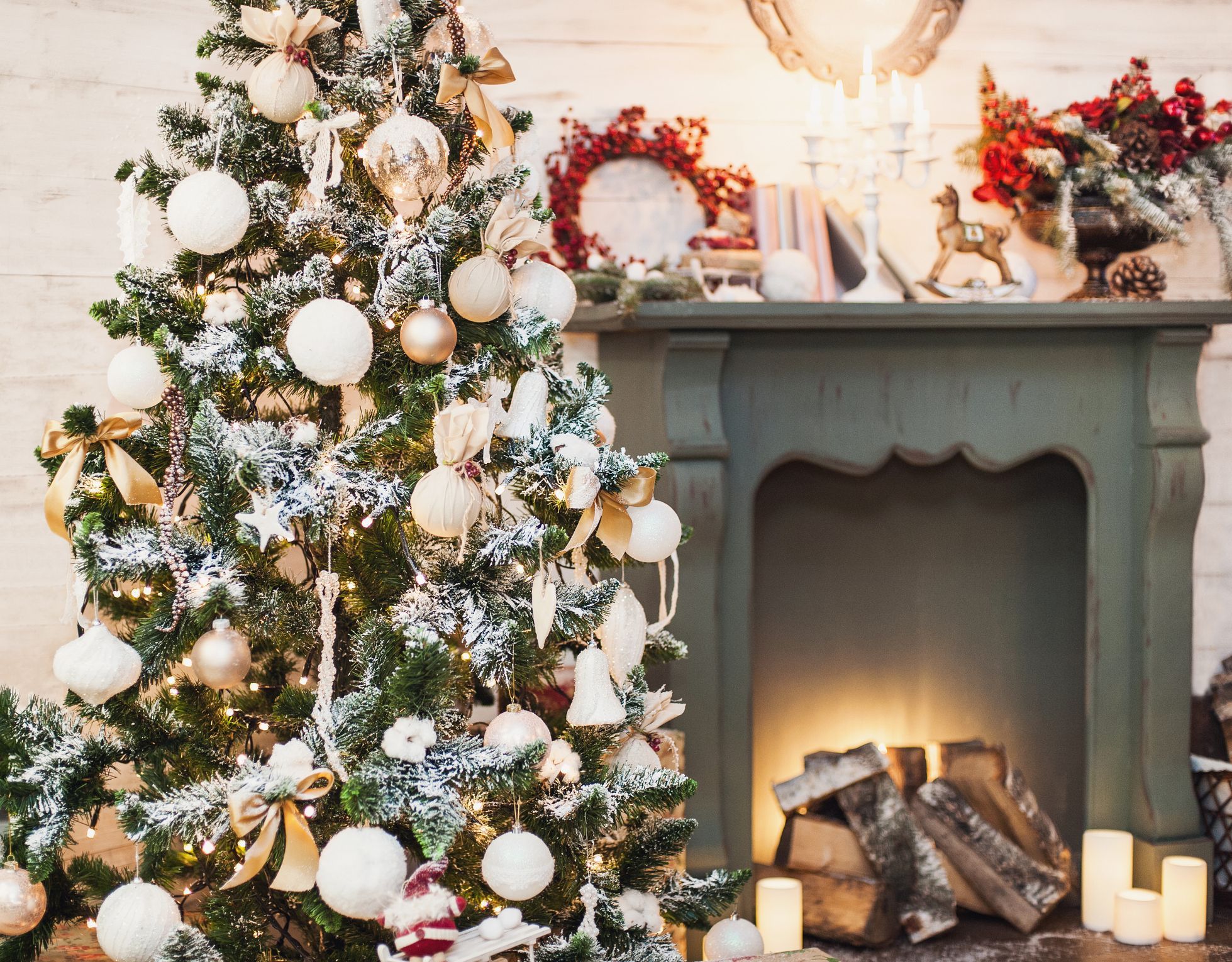 Okrašeno božično drevo v notranjosti doma