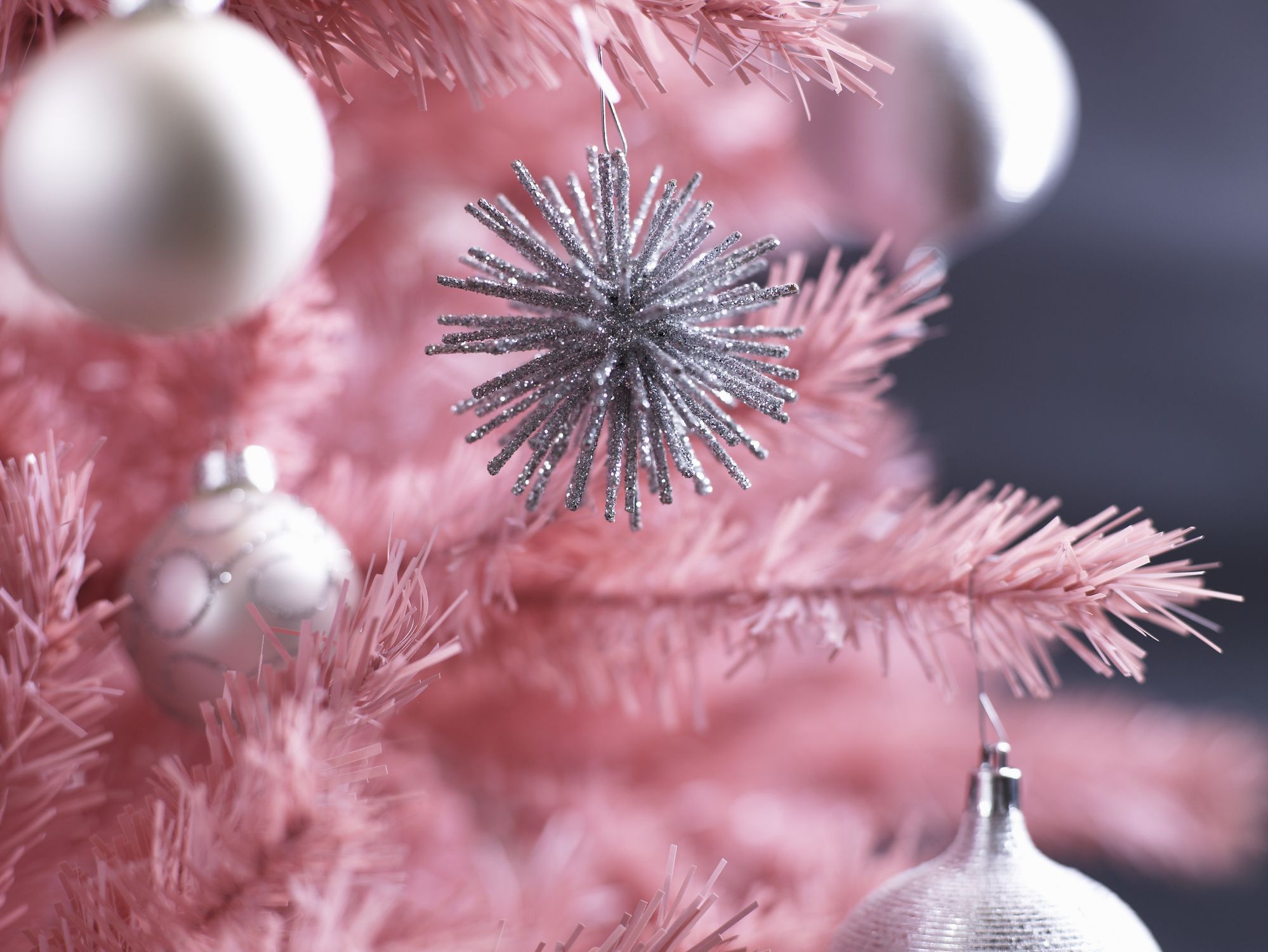 Božični okraski na roza božičnem drevesu, od blizu