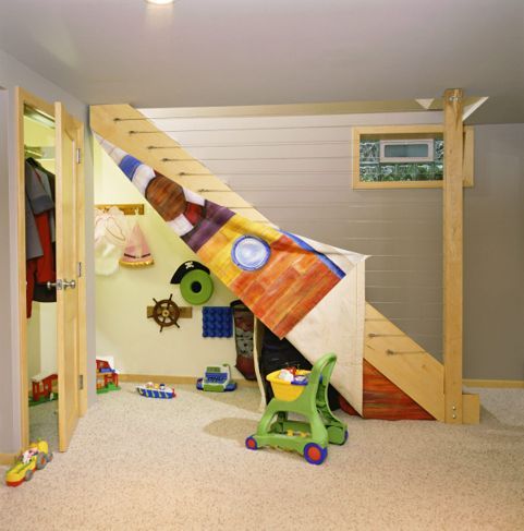 Стая за игра, създадена в пространство под стълбище