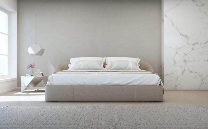 戦略的な壁紙アプリケーションを使用すると、どの寝室にもハイエンドな外観を作成できます。