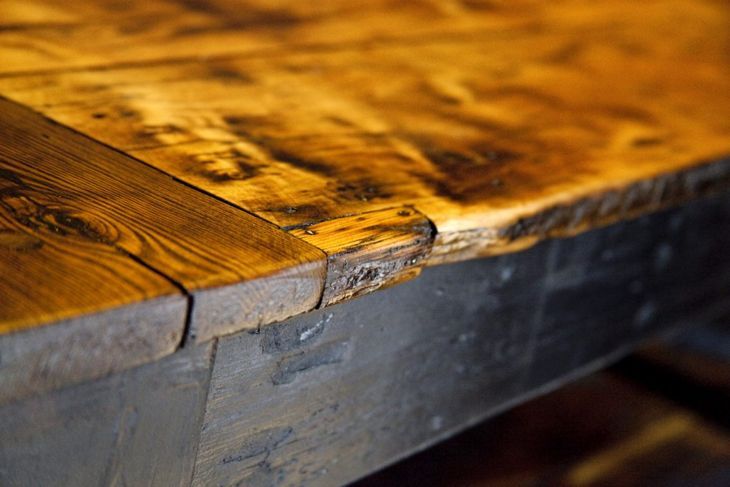 再生された納屋の木材は、キッチンアイランドにとって美しく持続可能な素材です。