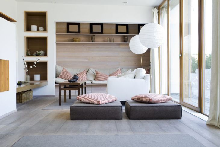 Ниските, дебели подови възглавници за сядане са едновременно декоративни и функционални.