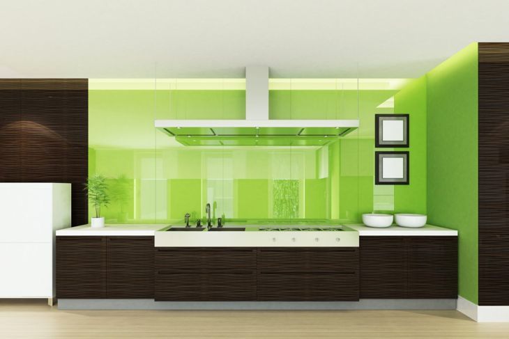 Яркозелените стени се съчетават добре с текстурирани шоколадовокафяви шкафове.