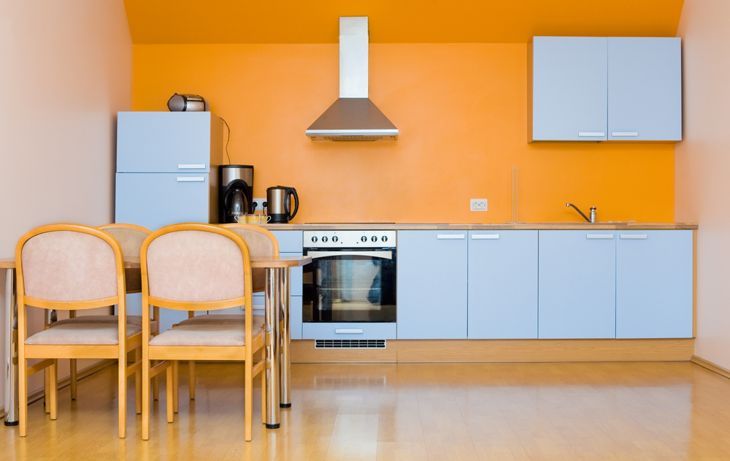 温かみのあるオレンジ色の塗装キッチン
