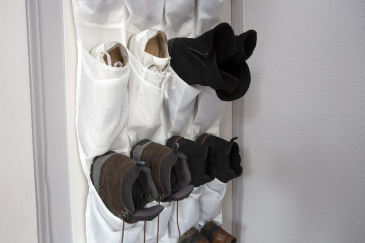 Вертикално съхранение на обувки на врата