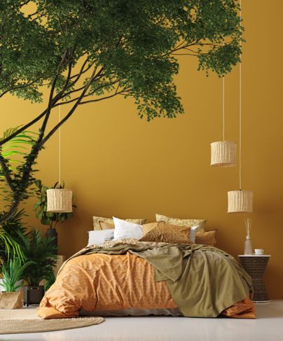 黄色の壁と緑の寝室