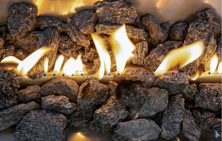 暖炉の中にある偽の石炭