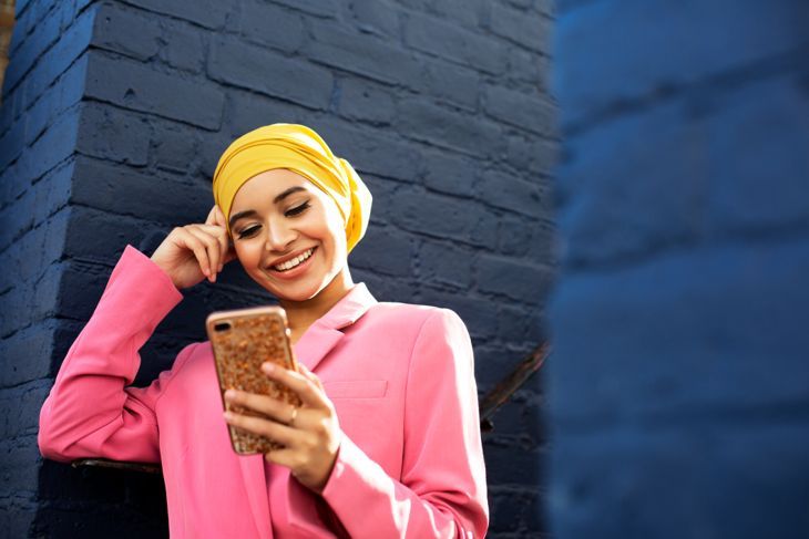 Млада мюсюлманка, използваща телефон