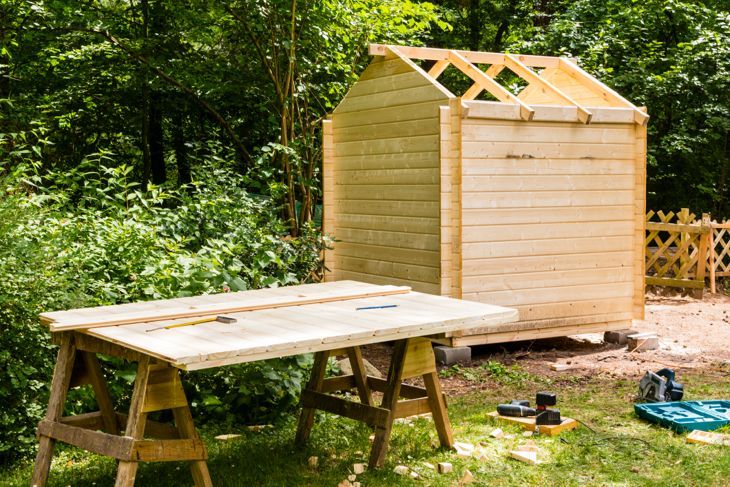 Изграждане на дървена колиба в градина