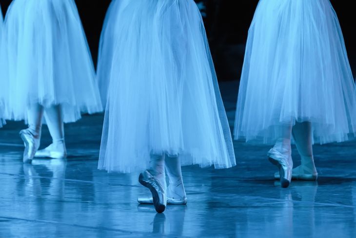 Група балерини в бяла пачка Шопен синхронизираха танци на сцената.