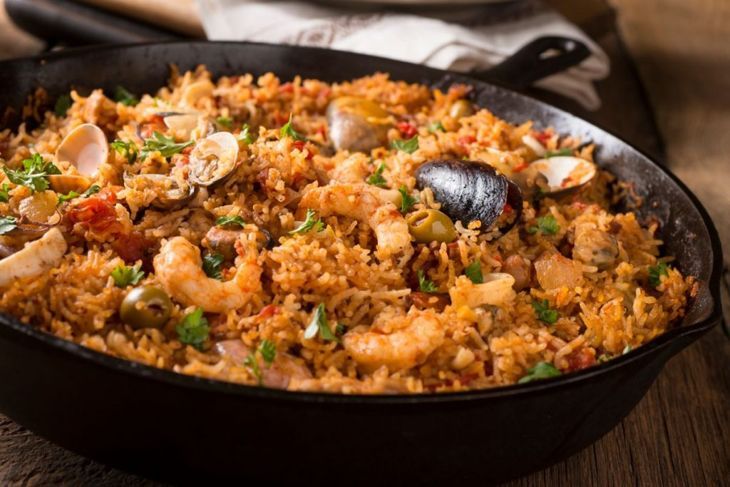 Испанско ястие с морски дарове и ориз в тиган