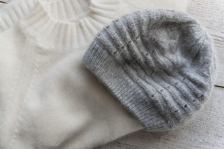 Плетените шапки могат да се перат на ръка или да се почистват в пералня