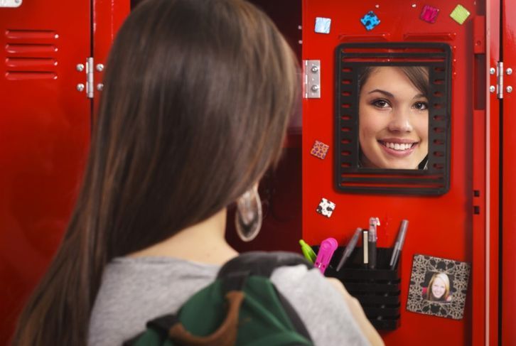 едно момиче се поглежда в огледалото на шкафчето
