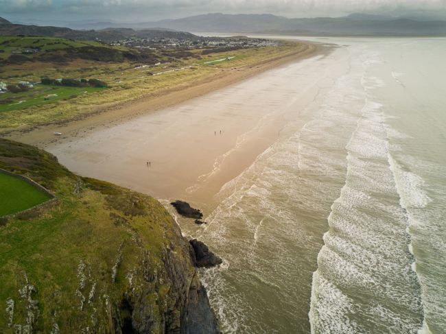 Изглед от въздуха на плажа Black Rock Sand, Morfa Bychan, Porthmadog, Уелс, Великобритания