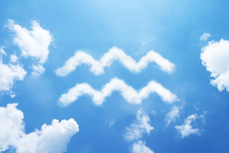 Знак Водолей в облаците