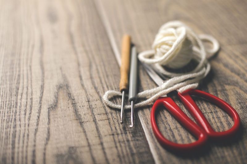 かぎ針編みの糸はさみを引っ掛けます