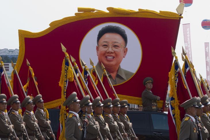 Севернокорейски войници на военния парад в Пхенян с портрета на Ким Чен Ир