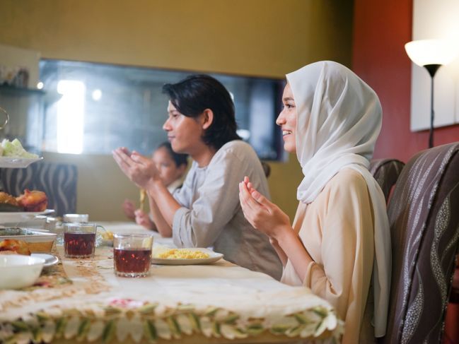 Семейно събиране и хранене заедно по време на празнуването на Ид в Малайзия