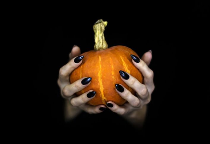 Черни нокти за Хелоуин