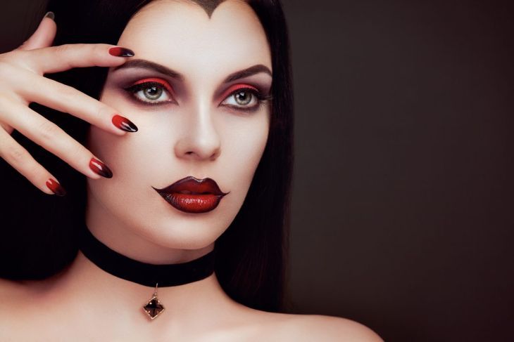 ハロウィーンの赤と黒の吸血鬼の爪