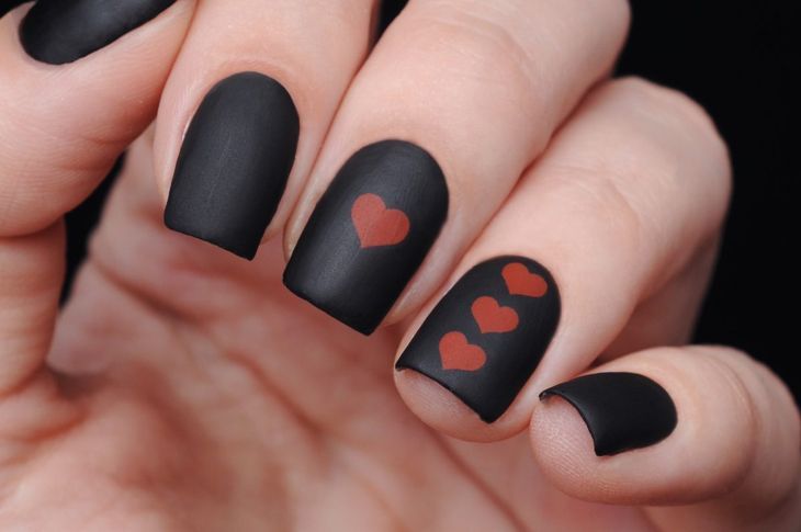Матови черни нокти със сърца