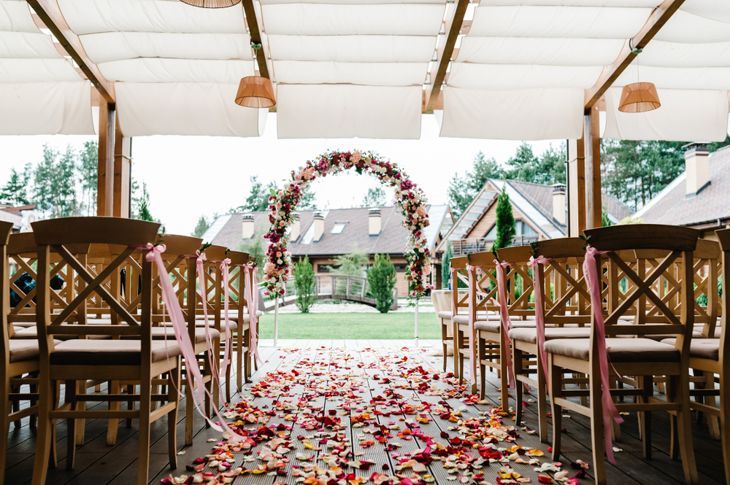красиво пространство за сватбена церемония с розови листенца