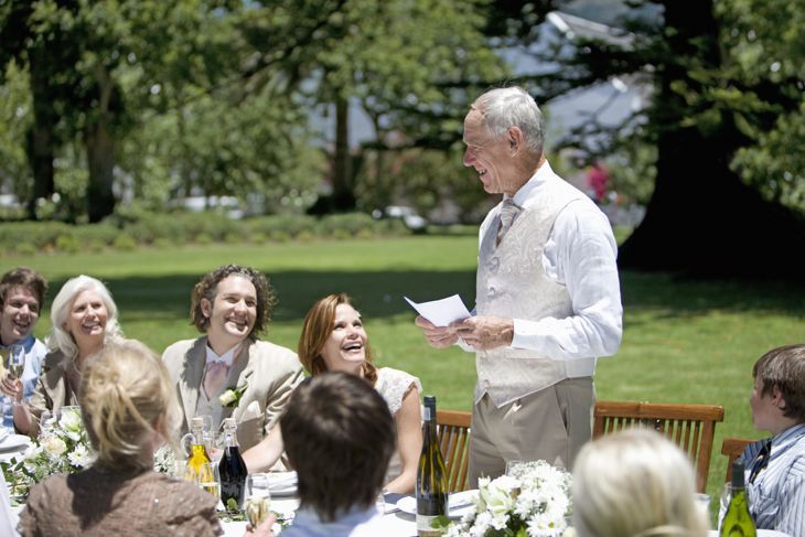 възрастен мъж изнася реч на сватба на открито