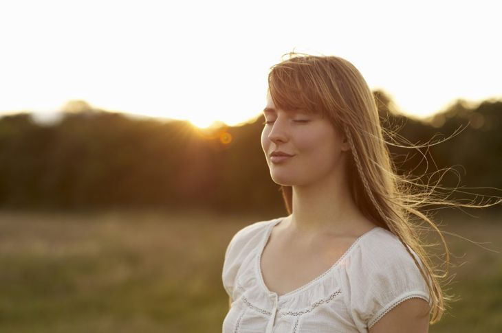 Жена мисли, медитира със затворени очи