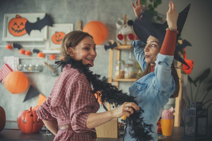 танцуващи жени за парти на Хелоуин