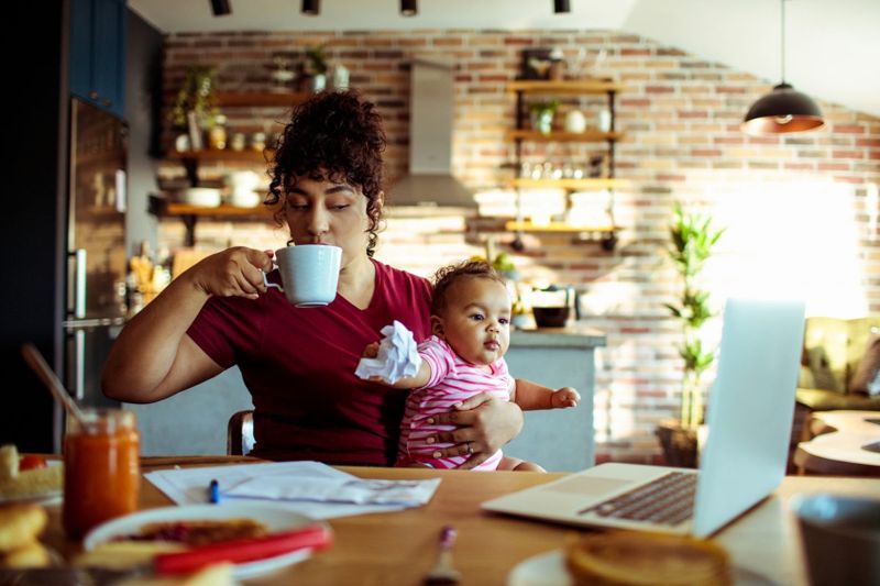 Майка с бебе и кафе