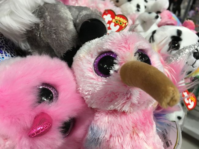 Изложени животни с розова шапка с голям нос