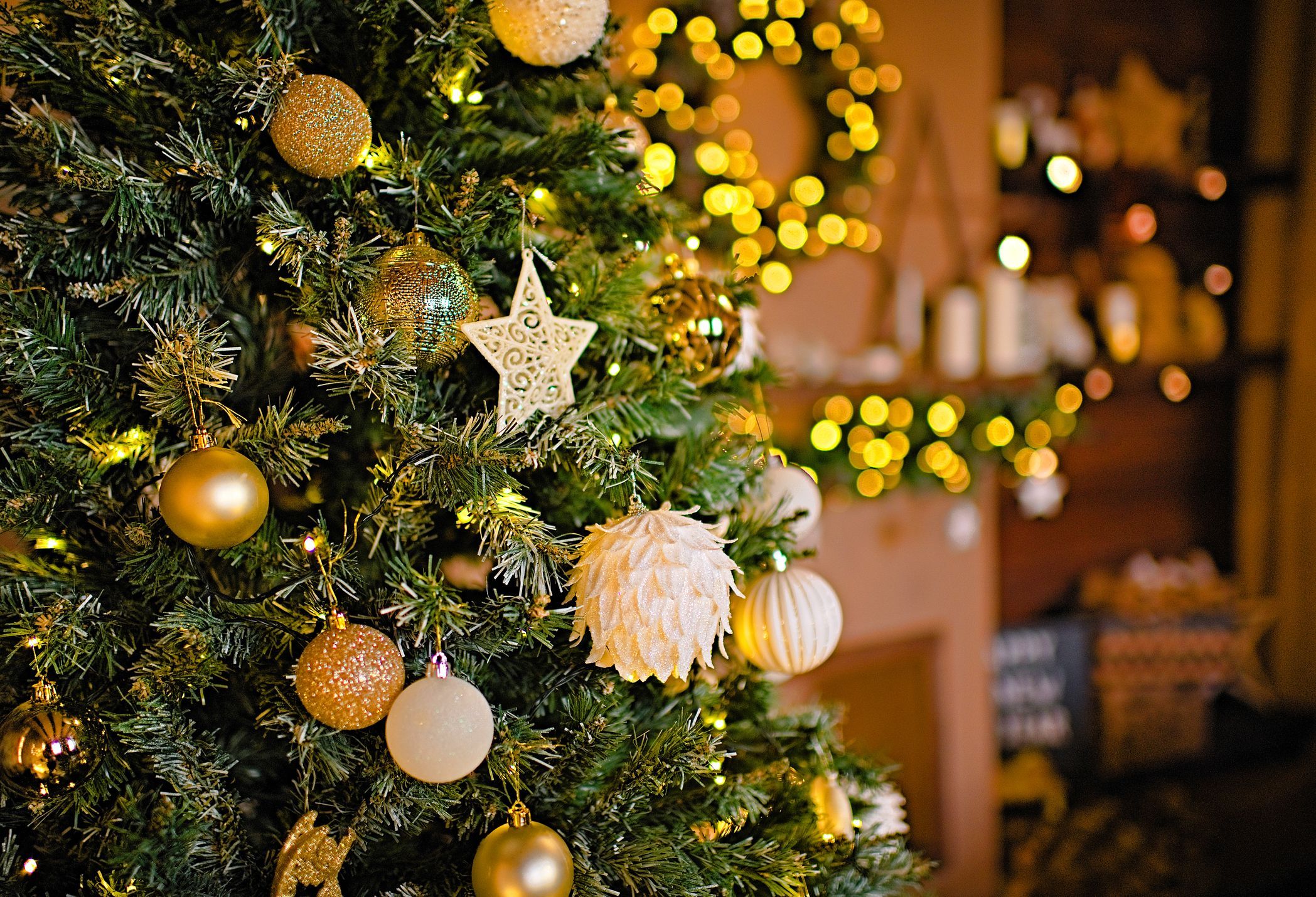 Ozadje božičnih okraskov, božična dekoracija kamina, dekoracija doma za božič, okras kamina б kamina, božične lučke, darilna škatla, sveče, furtree