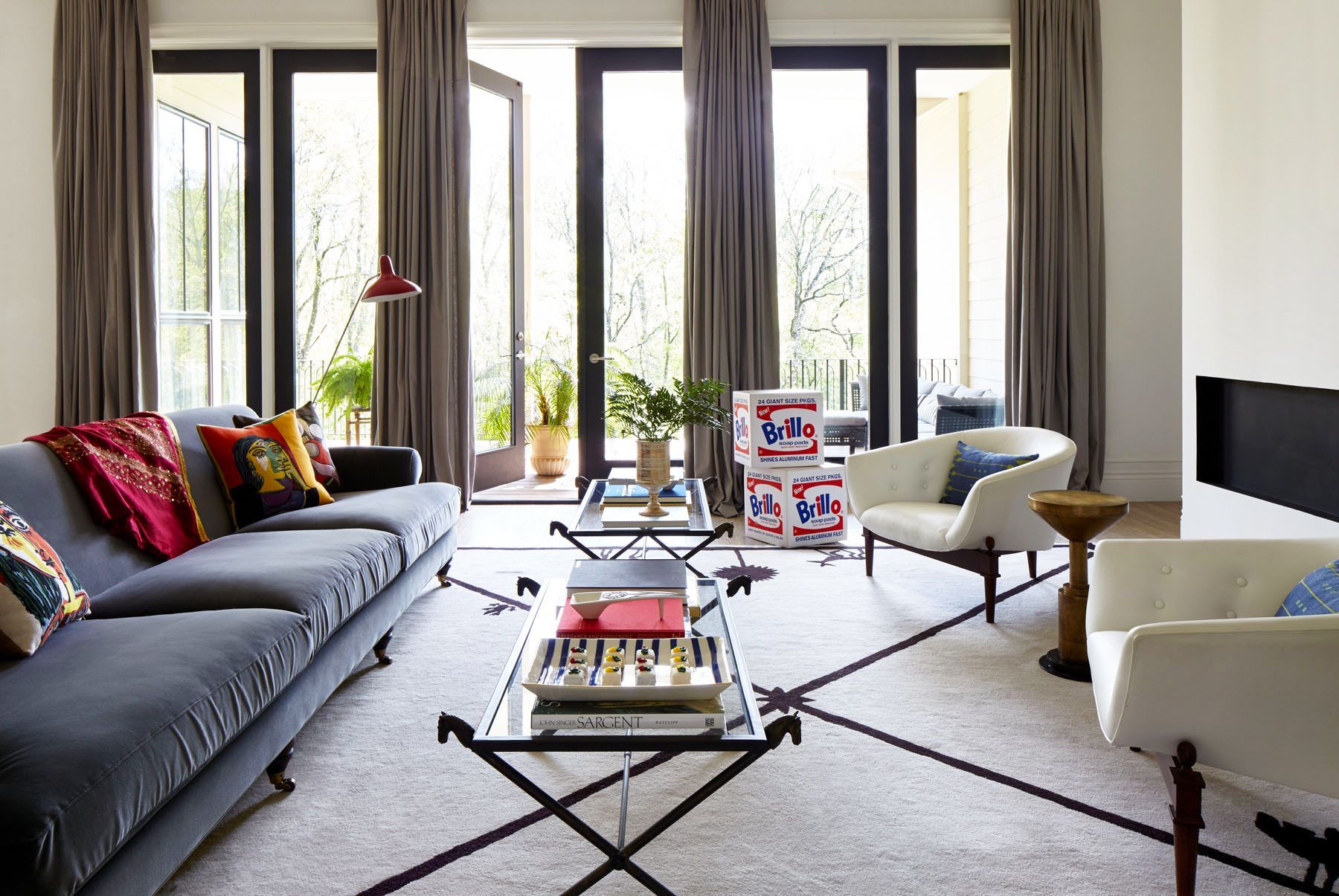 minimalistična družinska soba s sodobno umetnostjo