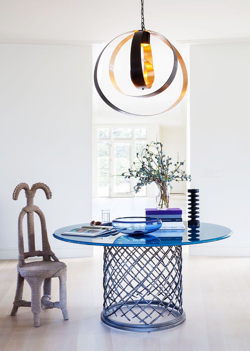 vhod s sodobno modro mizo, stolom in svetilko