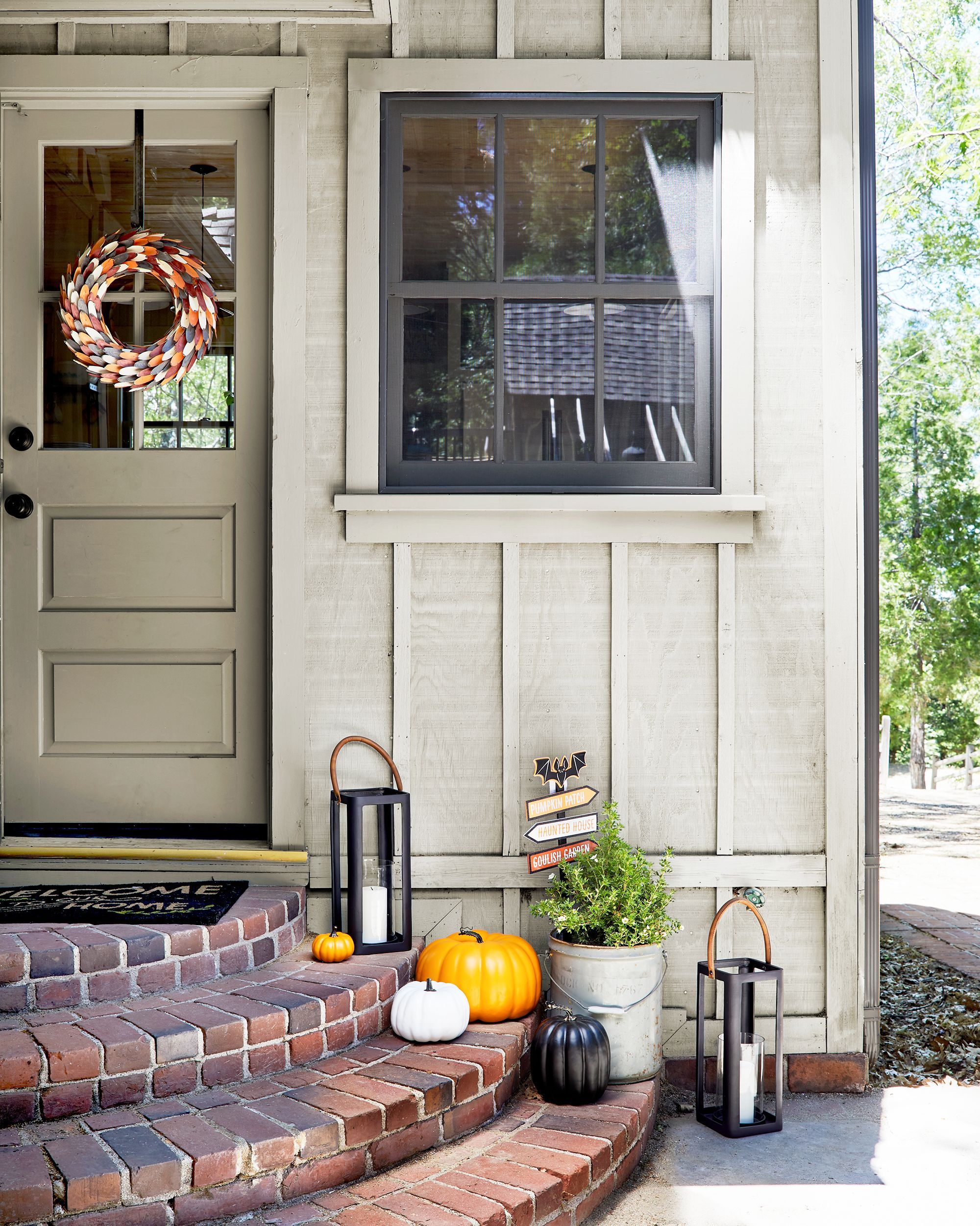 vhodna vrata in veranda okrašena za jesen