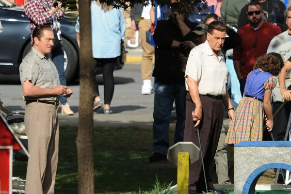 フランク・シーラン役のロバート・デ・ニーロとジミー・ホッファ役のアル・パチーノが撮影現場で共演