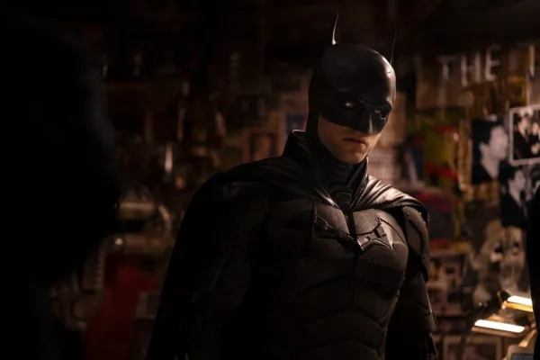 『バットマン』でバットマン役のロバート・パティンソンがキャットウーマン役のゾーイ・クラヴィッツの腕を握る